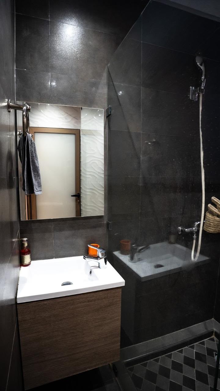 Salle de bain avec douche à l’italienne en marbre noir