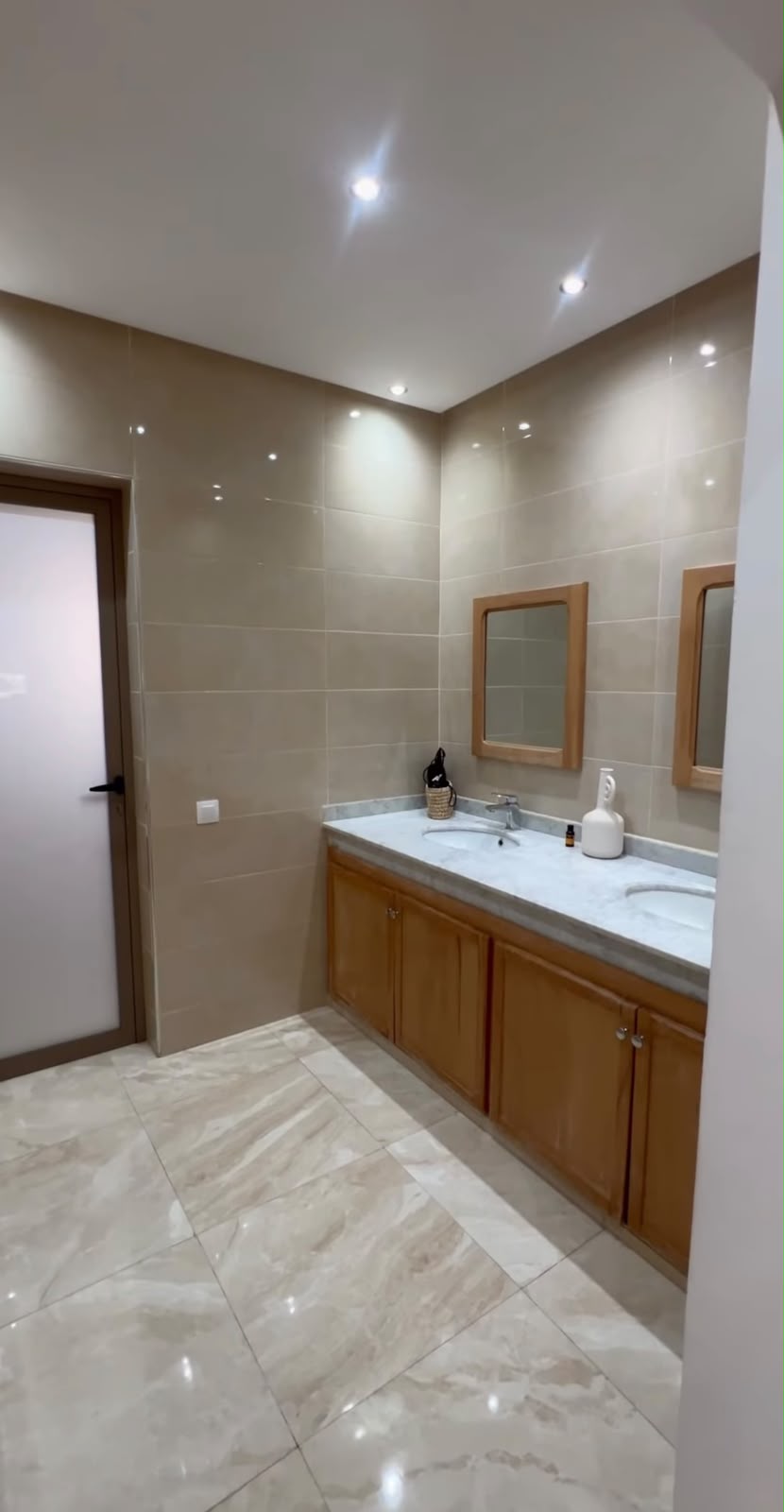 Salle de bain avec double vasque