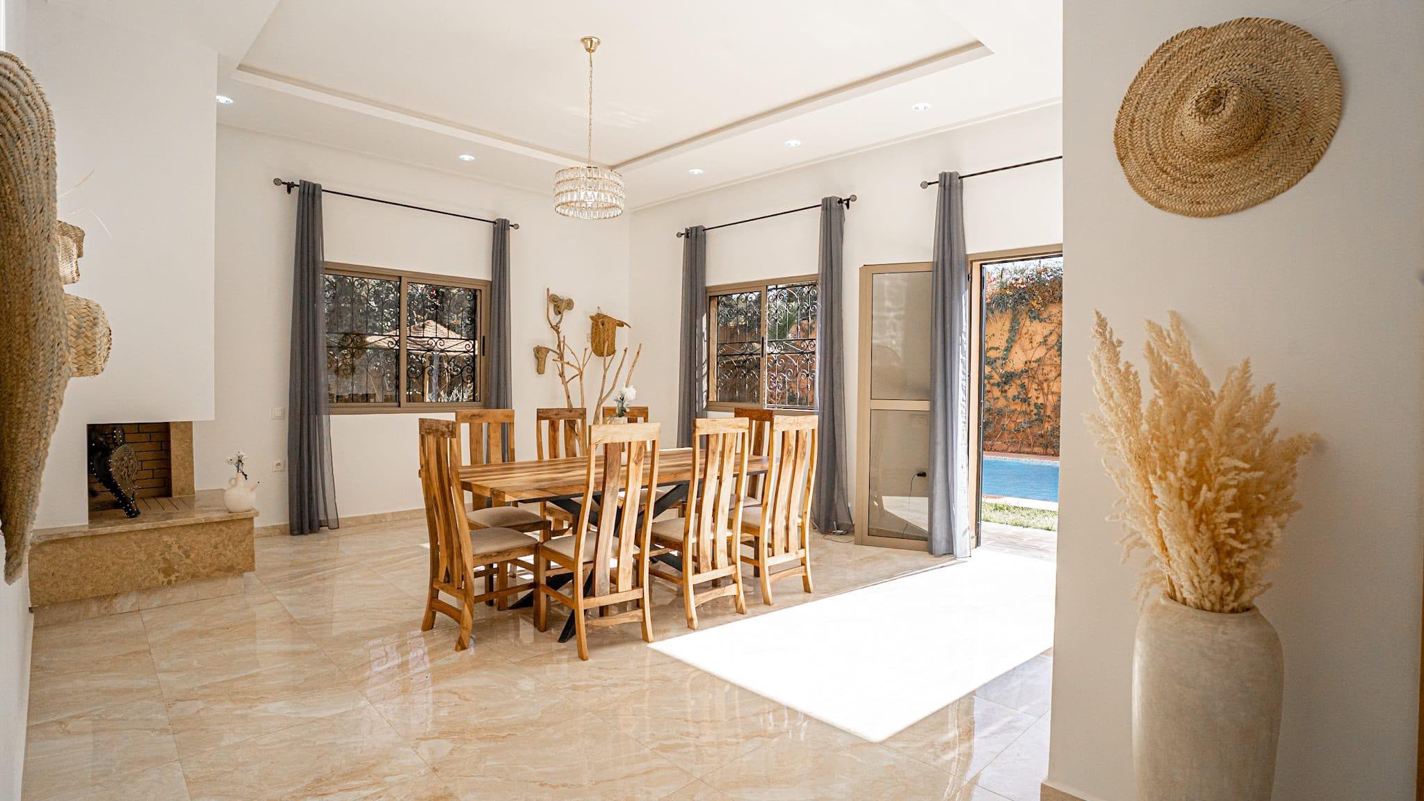 Grand salon avec cheminée ouvrant sur la piscine