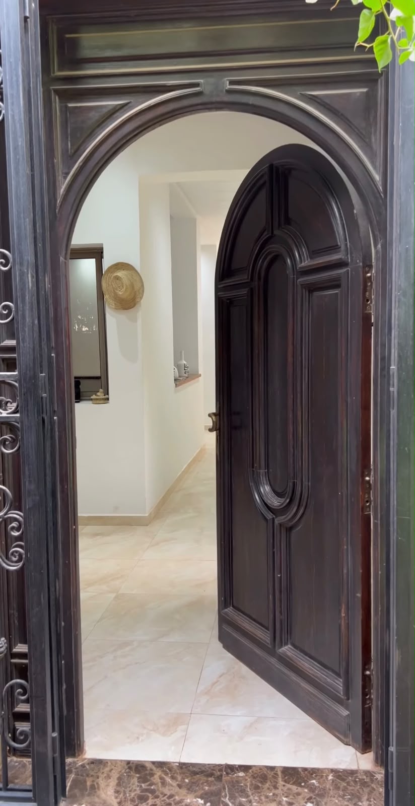 Porte d’entrée en bois sculpté