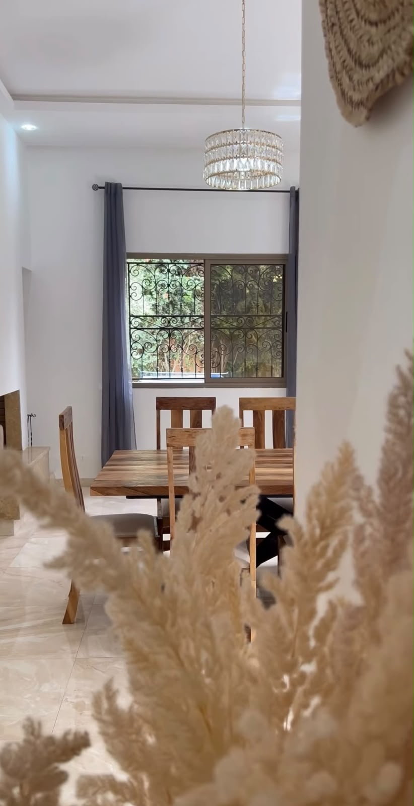 Salle à manger intérieure en bois de Dar Lhena