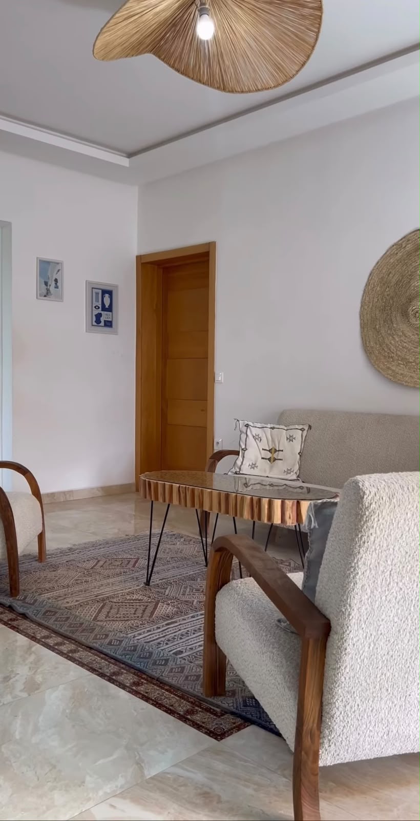Salon avec canapé et tapis berbère