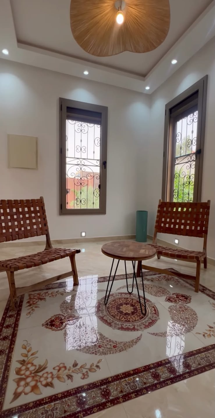 Salon d’entrée avec fauteuils en cuir tressé